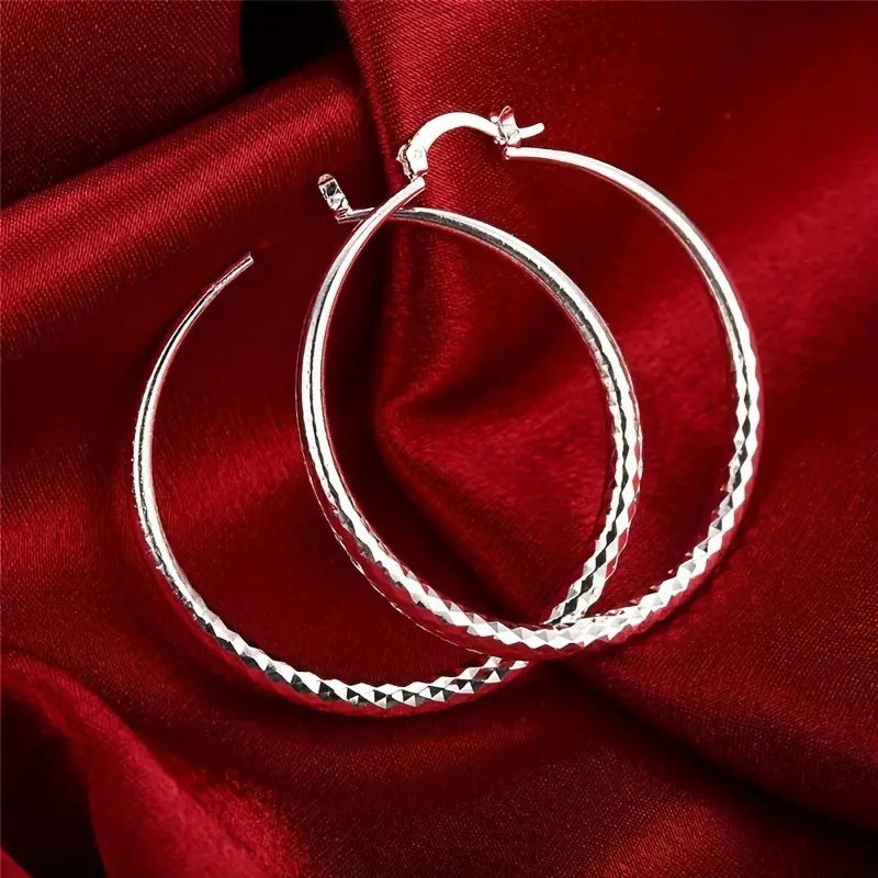 Kostenlose Creolen mit Diamantschliff für Damen