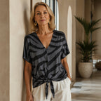 Damen-T-Shirt mit V-Ausschnitt, Bindeband vorne und Zebraprint